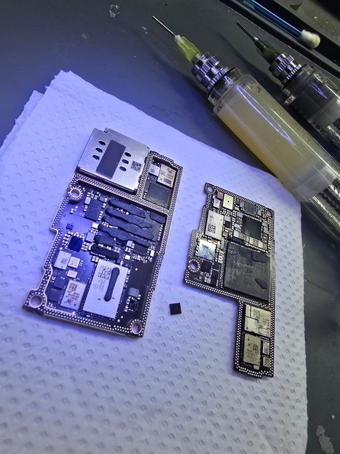 Inspeção e solda de componentes em placa de smartphone